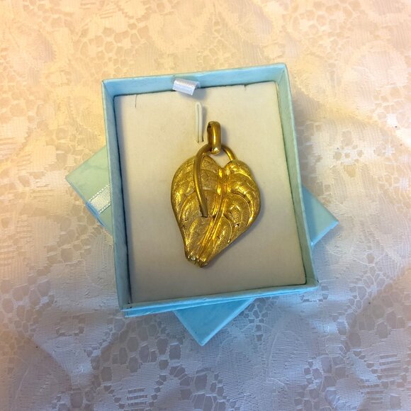 VTG Gold Tone Charm Vintage Leaf Floral Pendant - Picture 9 of 9